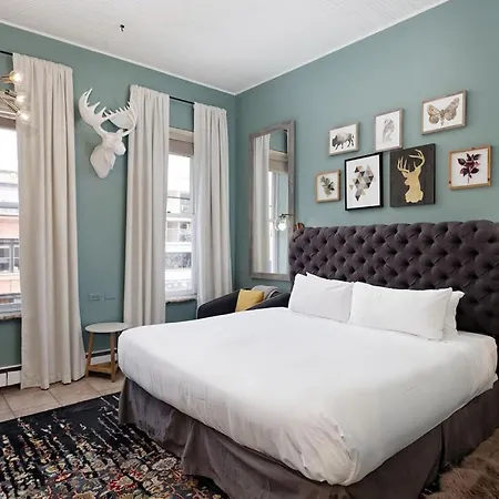 Independence Square 206, Hotel Room With Central Location, Town Views, & Rooftop Hot Tub
